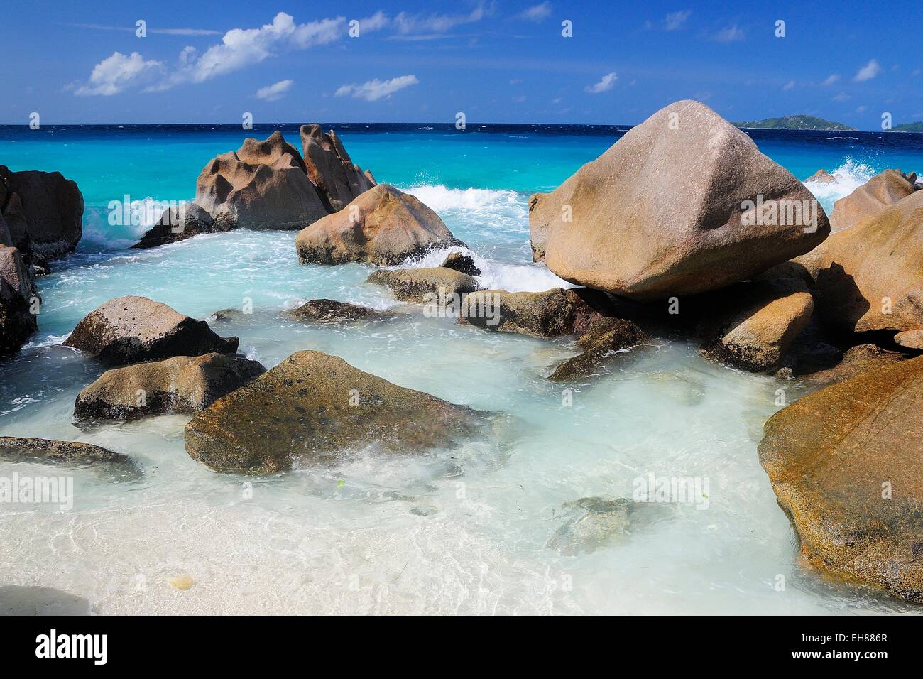 Granitfelsen am Strand von Anse Patates, La Digue Island, La Digue und Inner Islands, Seychellen Stockfoto