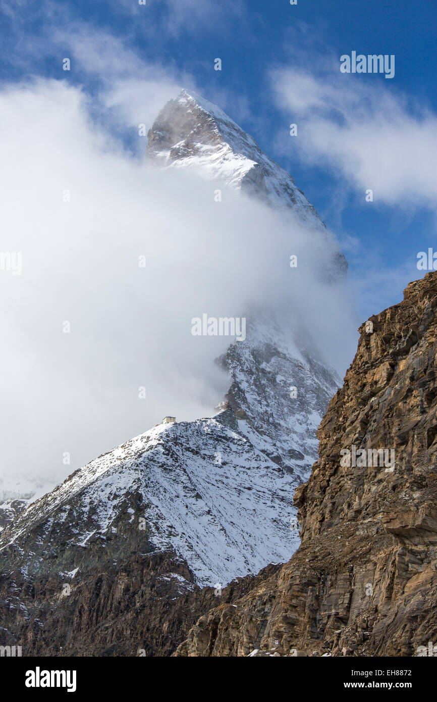 Das unverwechselbare Profil des Matterhorns versteckt durch einige Nebel, Schweizer Kanton Valais, Schweizer Alpen, Schweiz, Europa Stockfoto