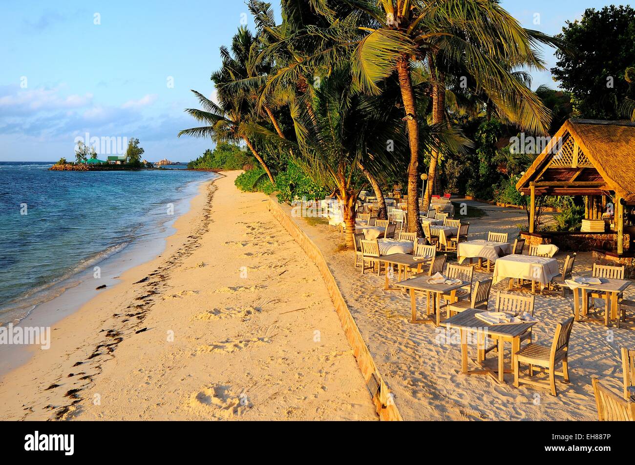 Bar am Strand bei Sonnenuntergang, Insel La Digue, La Digue und Inner Islands, Seychellen Stockfoto