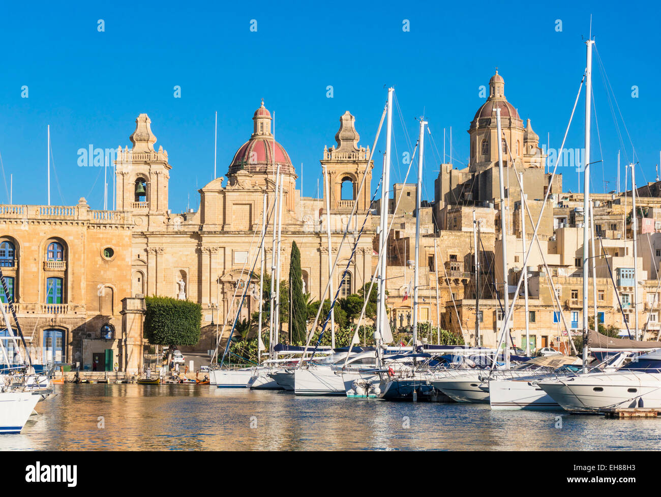 Vittoriosa Waterfront wharf, St.-Laurentius Kirche, Dockyard Creek, Birgu, The Three Cities, Valletta, Malta, mediterran Stockfoto