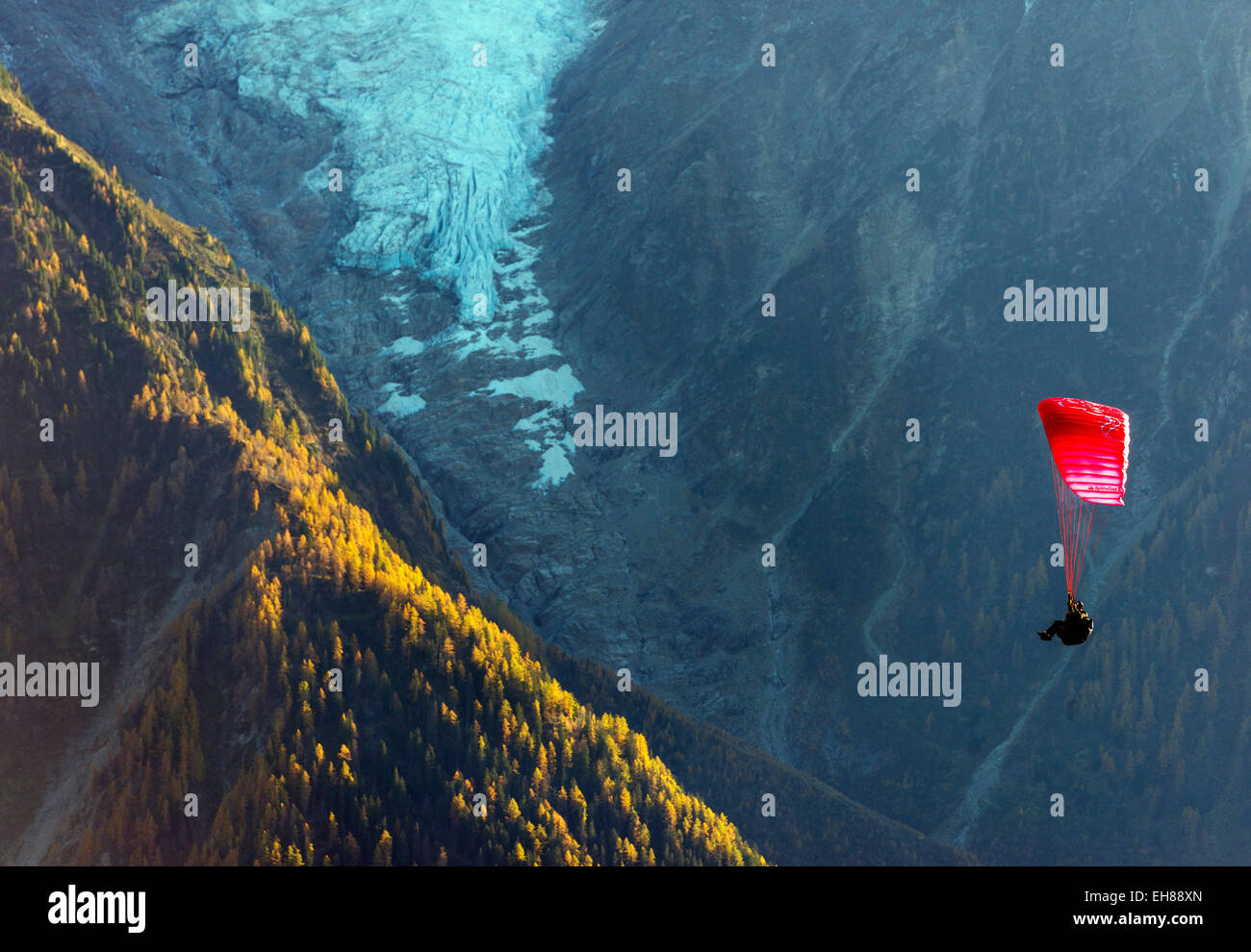 Gleitschirm, das Tal von Chamonix, Rhone Alpen, Haute Savoie, Frankreich, Europa Stockfoto