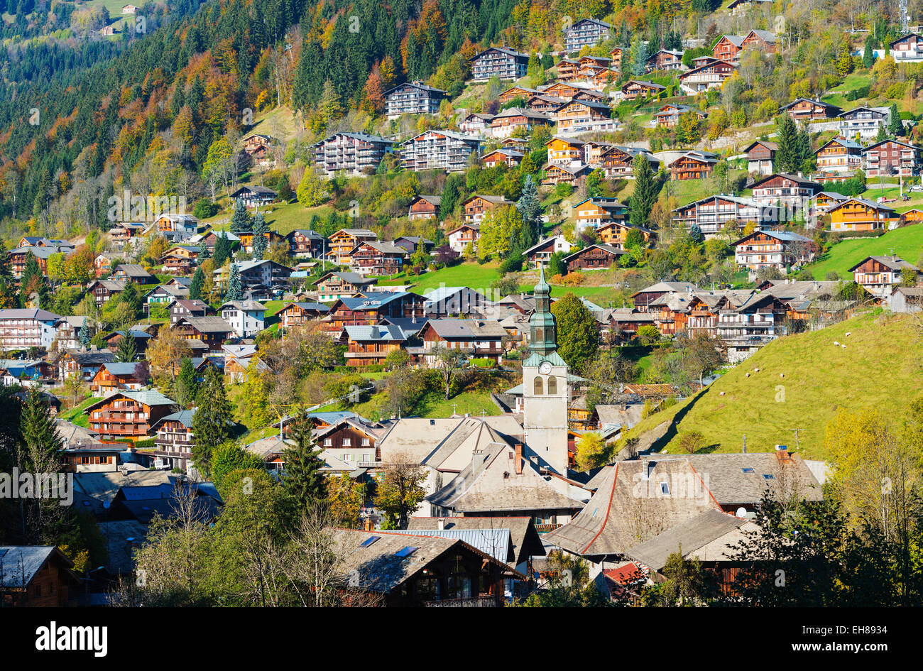 Morzine-Avoriaz Kirche und Resort, Rhône-Alpes, Haute Savoie, Frankreich, Europa Stockfoto