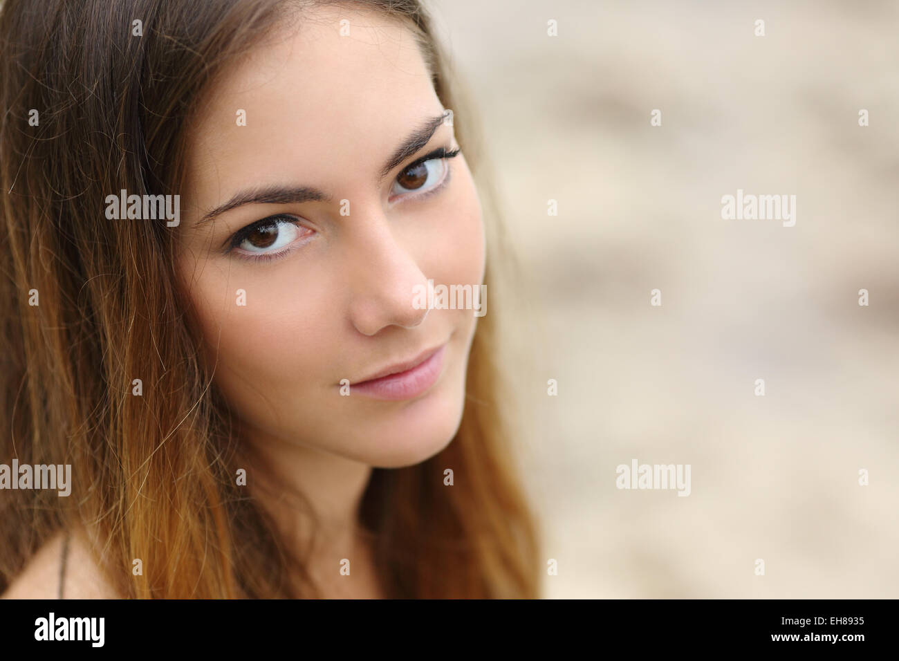 Porträt einer schönen Frau mit grossen Augen und glatte Haut, Blick in die Kamera Stockfoto