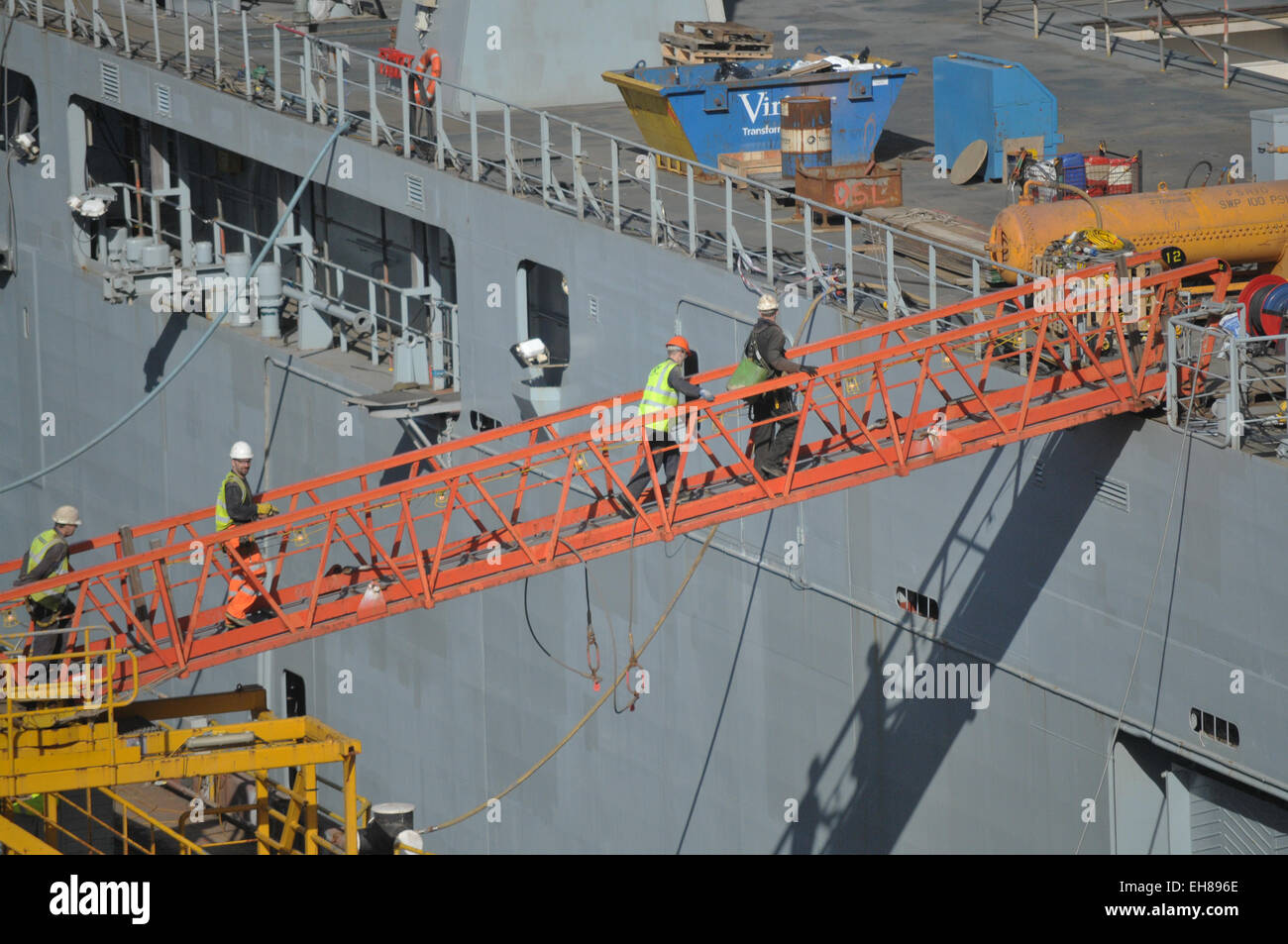 Vier Werftarbeiter an Bord ein Schiffes im Trockendock in Falmouth Werft Stockfoto