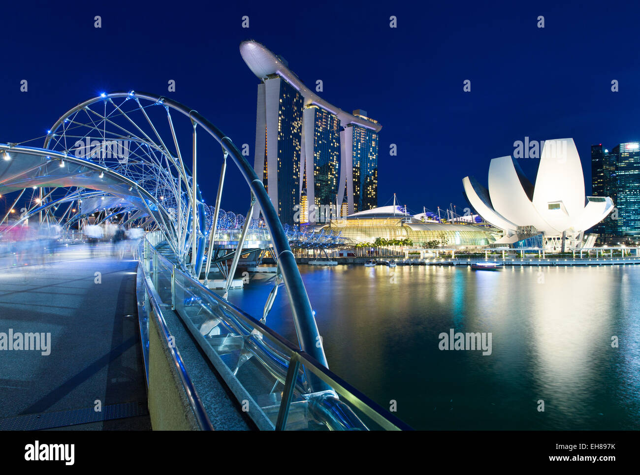 Singapur - Juli 10: Unscharfe Menschen zu Fuß auf der Helix-Brücke führt zum Marina Bay Sands Hotel, 10. Juli 2013. Stockfoto