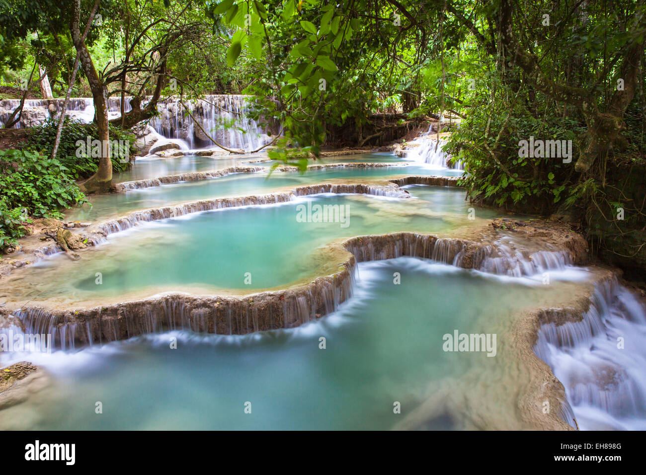 Kuang Si Waterfalls, schönen Wasserfall des blauen Wasserfälle in der Nähe von Stadt Luang Prabang in Laos. Stockfoto