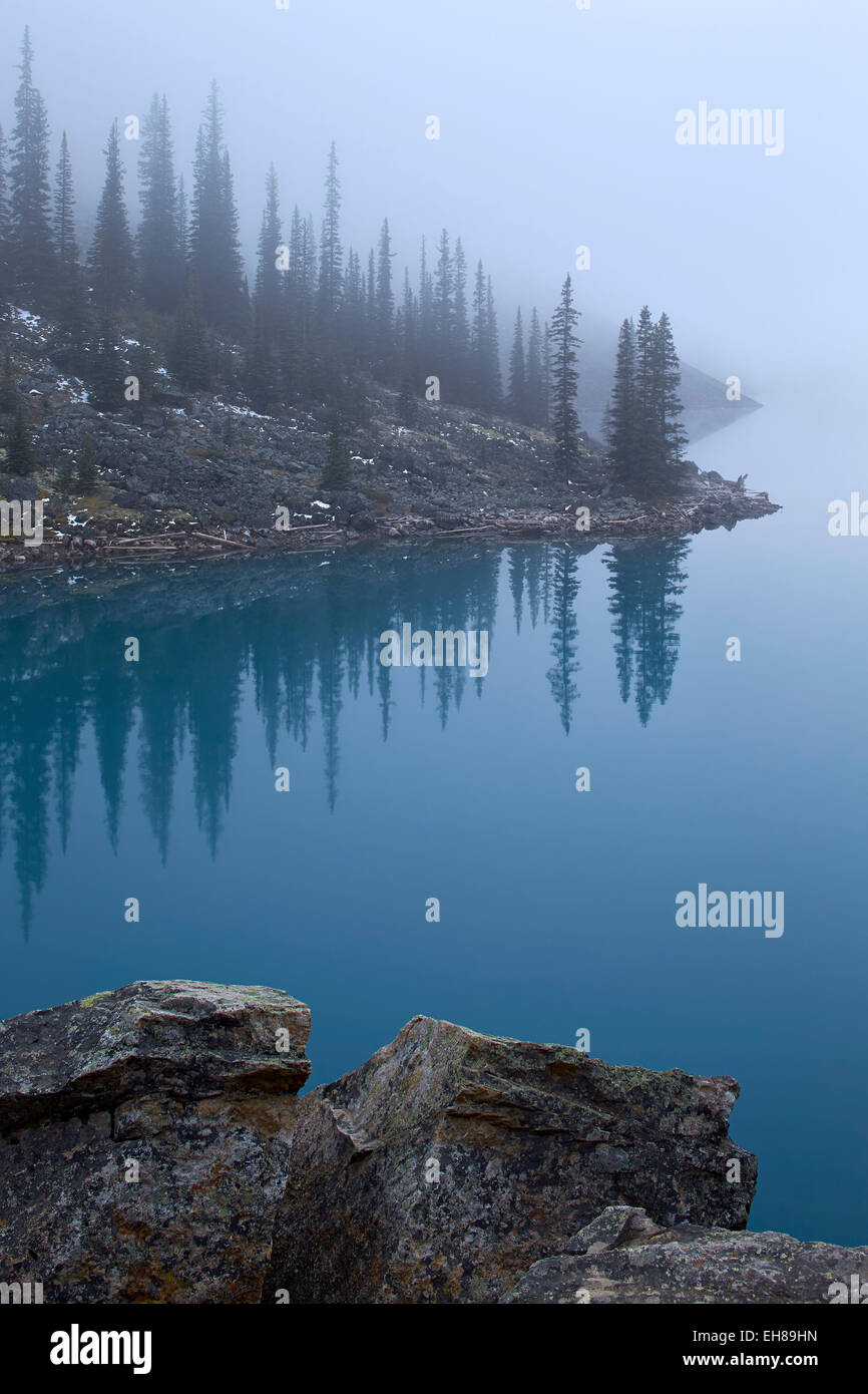Moraine Lake mit Nebel, Banff National Park, UNESCO World Heritage Site, Alberta, Kanada, Nordamerika Stockfoto