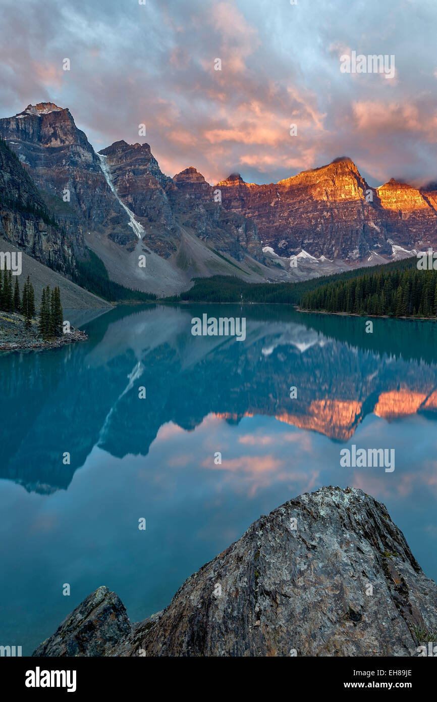 Moraine Lake bei Sonnenaufgang mit rosa Wolken, Banff National Park, UNESCO, Alberta, Rocky Mountains, Kanada, Nordamerika Stockfoto