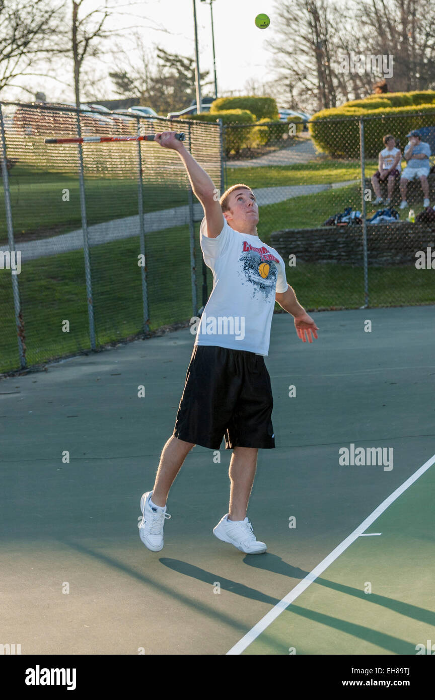 Amerikanische High-School-jungen Tennis spielen Stockfoto