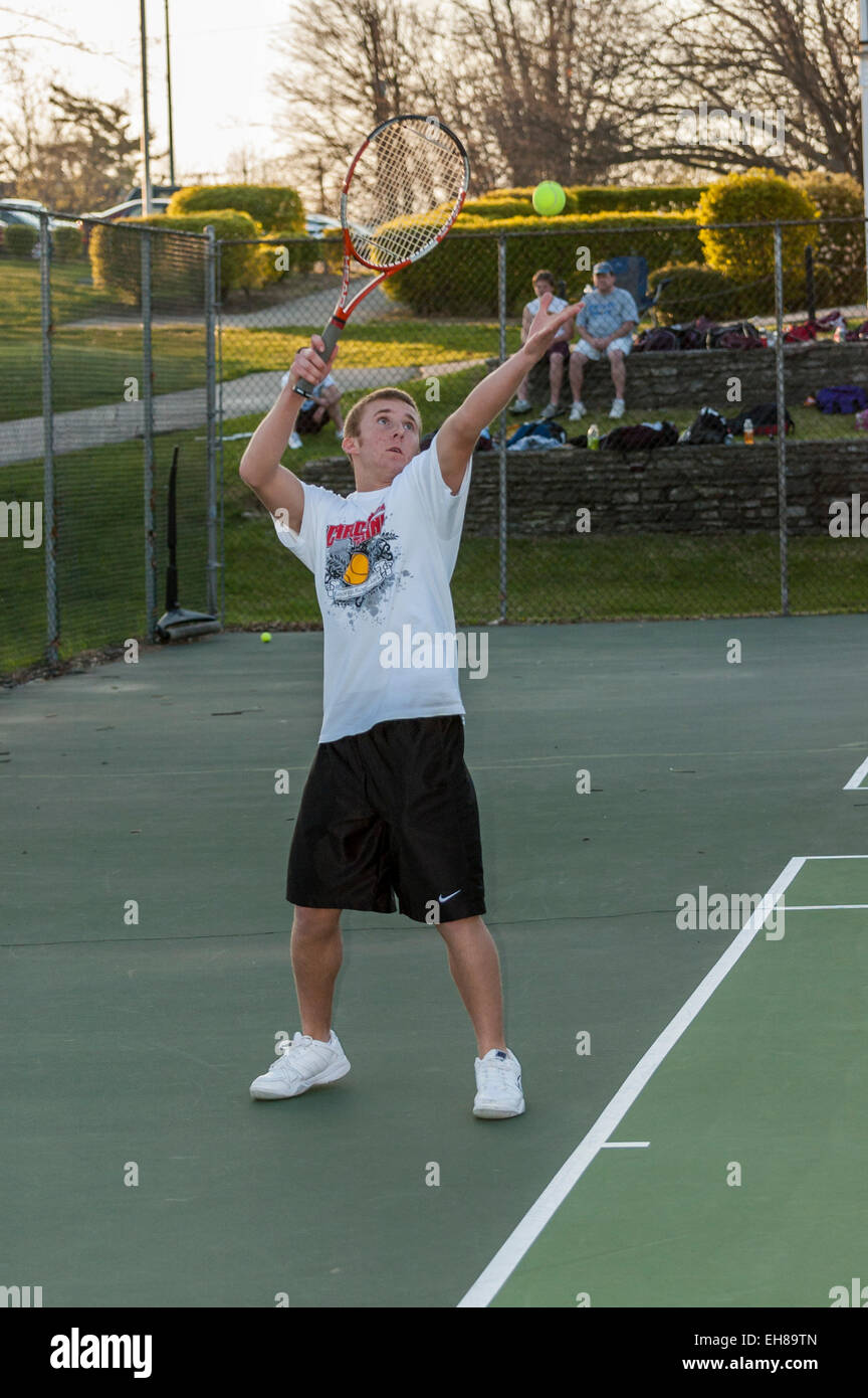 Amerikanische High-School-jungen Tennis spielen Stockfoto