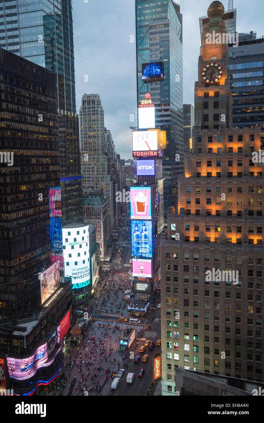 Erhöhte Ansicht des Times Square in der Abenddämmerung, Theatre District, Midtown Manhattan, New York City, New York, USA Stockfoto