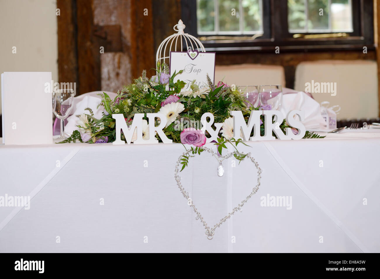 Herr & Frau Dekoration bei Hochzeitsfeier mit Details des Herzens und Juwelen Stockfoto