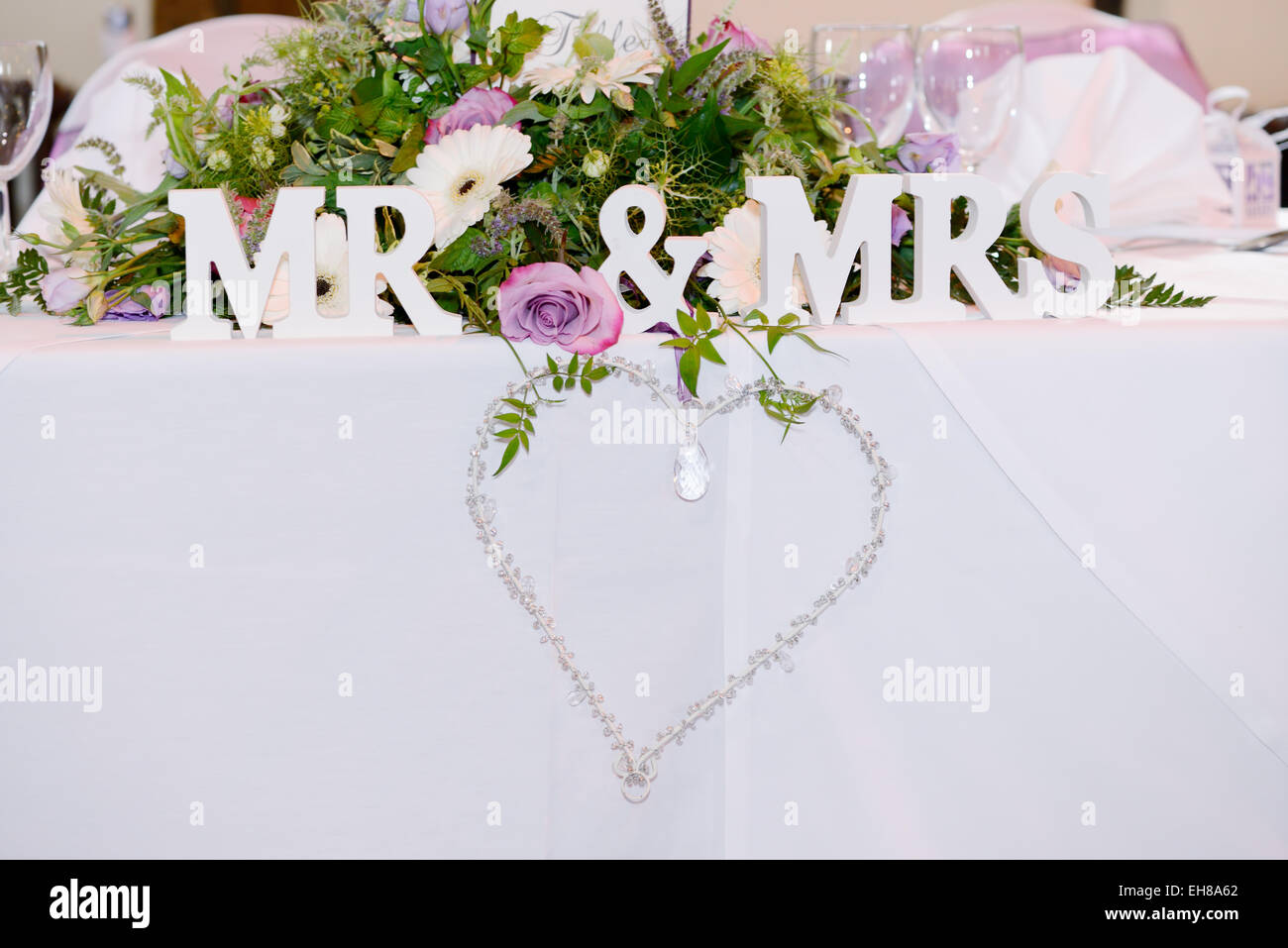 Dekoration zur Hochzeitsfeier ist Herzform mit Herrn & Frau Stockfoto