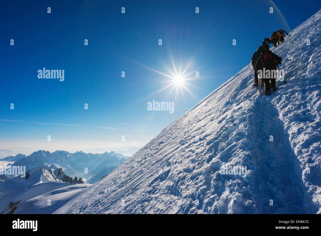Europa, Frankreich, Haute Savoie Rhone Alpes, das Tal von Chamonix, Mont Blanc 4810m, Kletterer am Mt Blanc Stockfoto Europa, Frankreich, Haute Savoie Rhone Alpes, das Tal von Chamonix, Mont Blanc 4810m, Kletterer am Mt Blanc Stockfoto