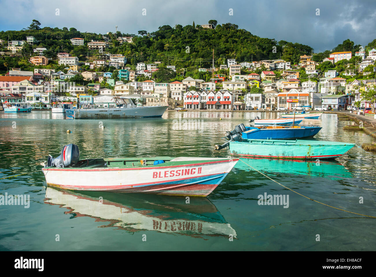 Kleine Motoboat im Innenhafen von St. Georges, Hauptstadt von Grenada, Windward-Inseln, West Indies, Karibik Stockfoto