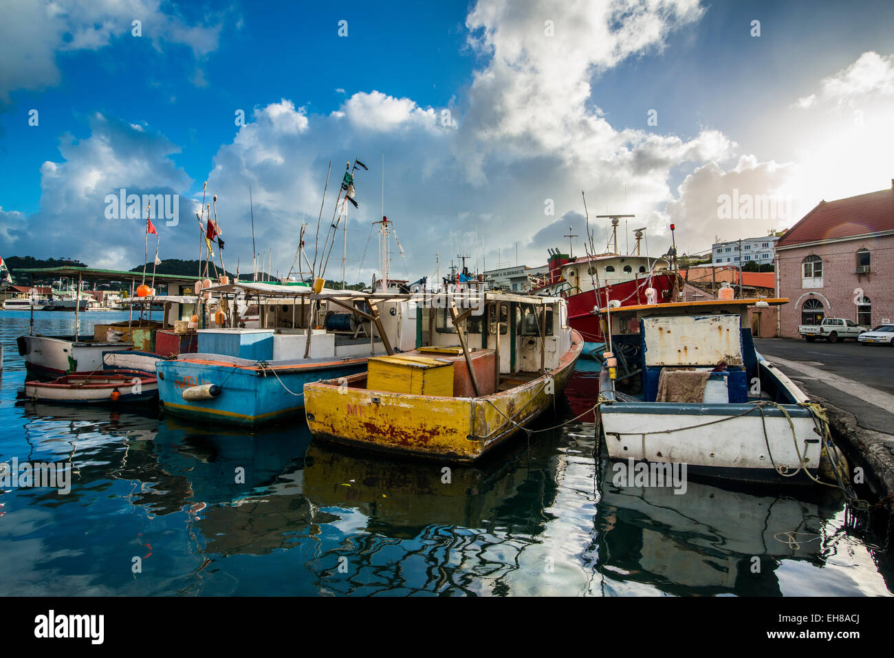 Angelboote/Fischerboote im Hafen von St. Georges, Hauptstadt von Grenada, Windward-Inseln, West Indies, Karibik, Mittelamerika Stockfoto