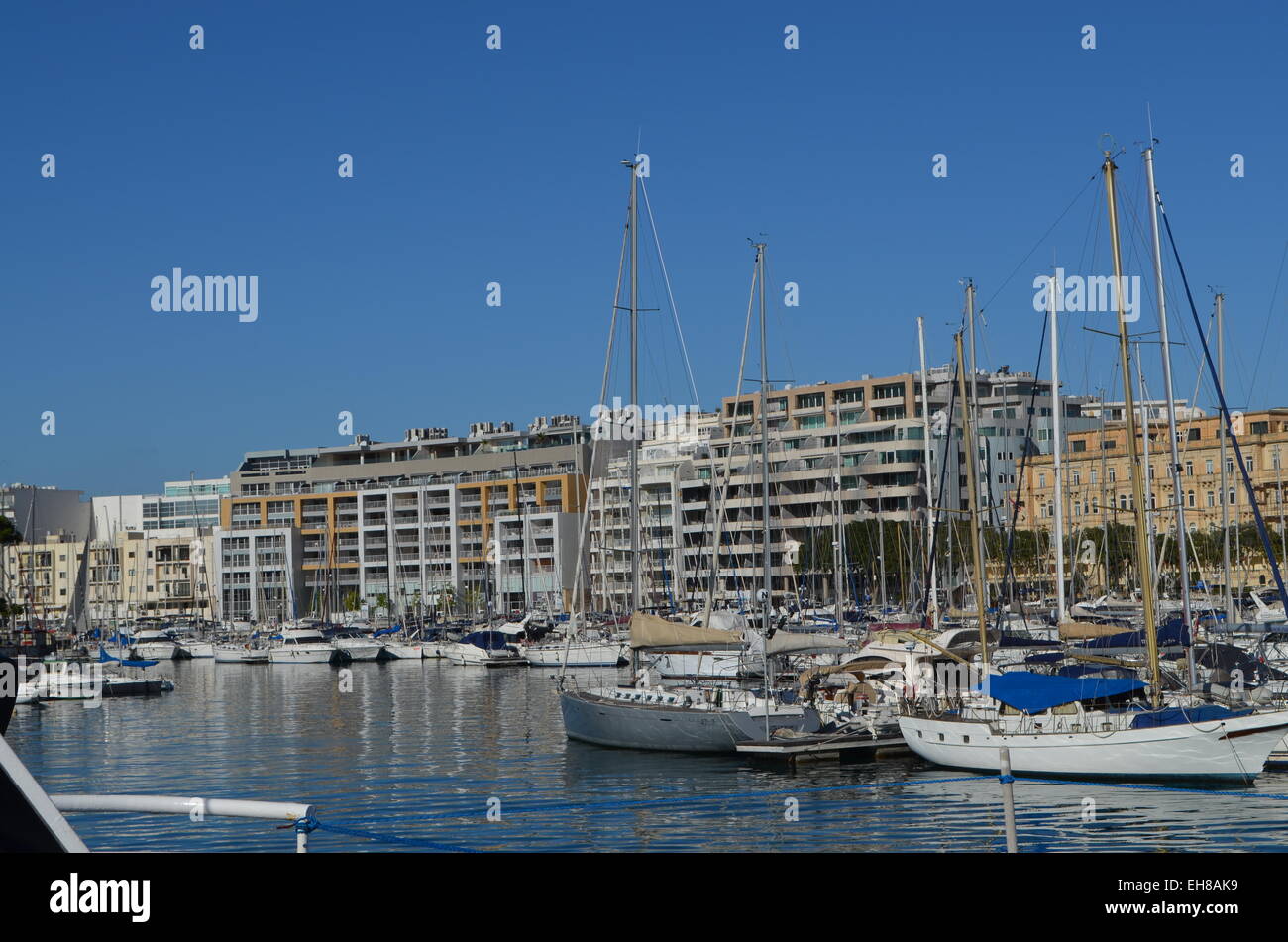 Valletta, eine Vielzahl von kleinen Segelbooten und Yachten vor Anker entlang der Uferpromenade von Sliema. Stockfoto