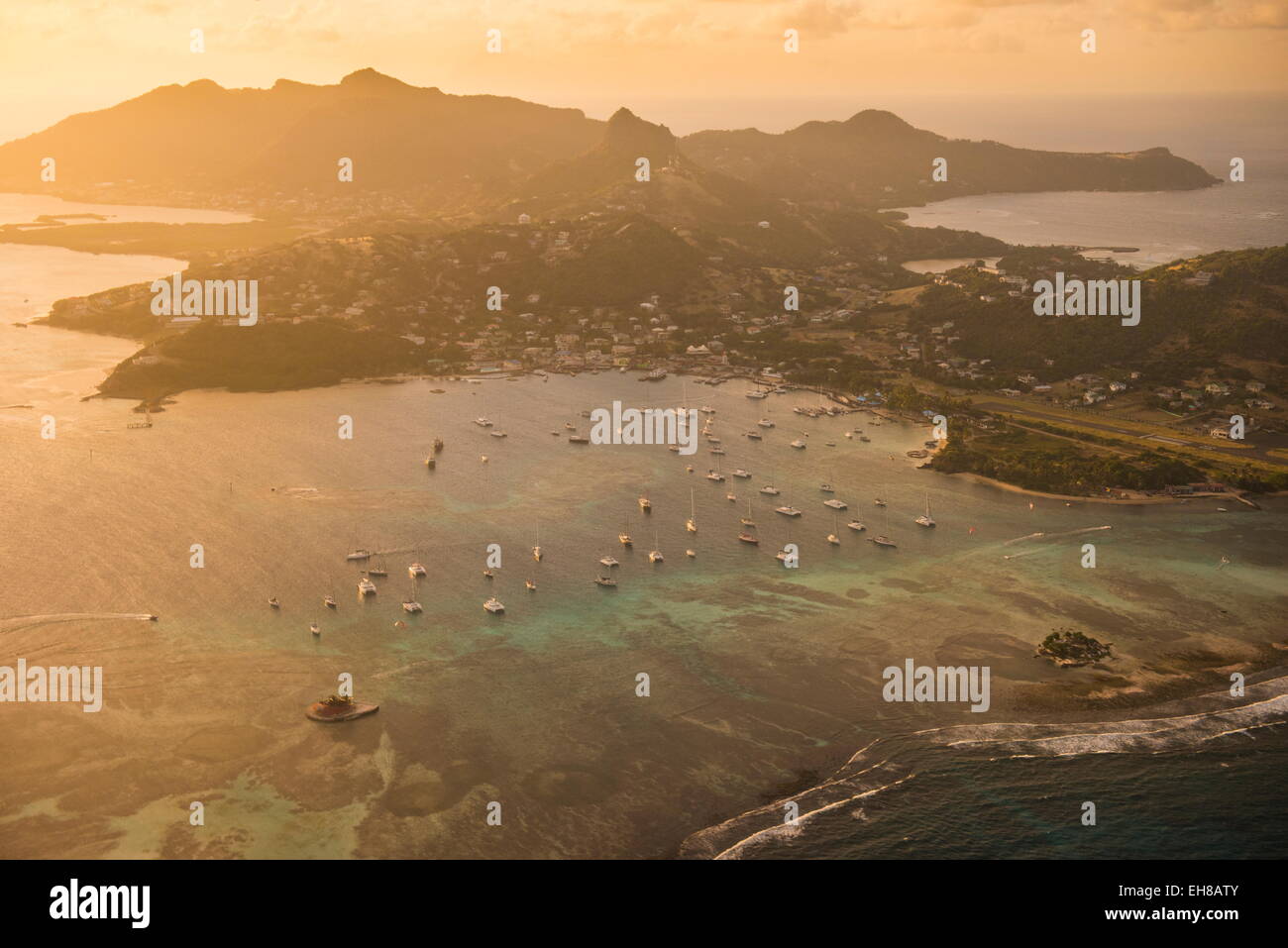 Luftaufnahmen von Union Island bei Sonnenuntergang, die Grenadinen, St. Vincent und die Grenadinen. Windward-Inseln, West Indies, Caribbean Stockfoto