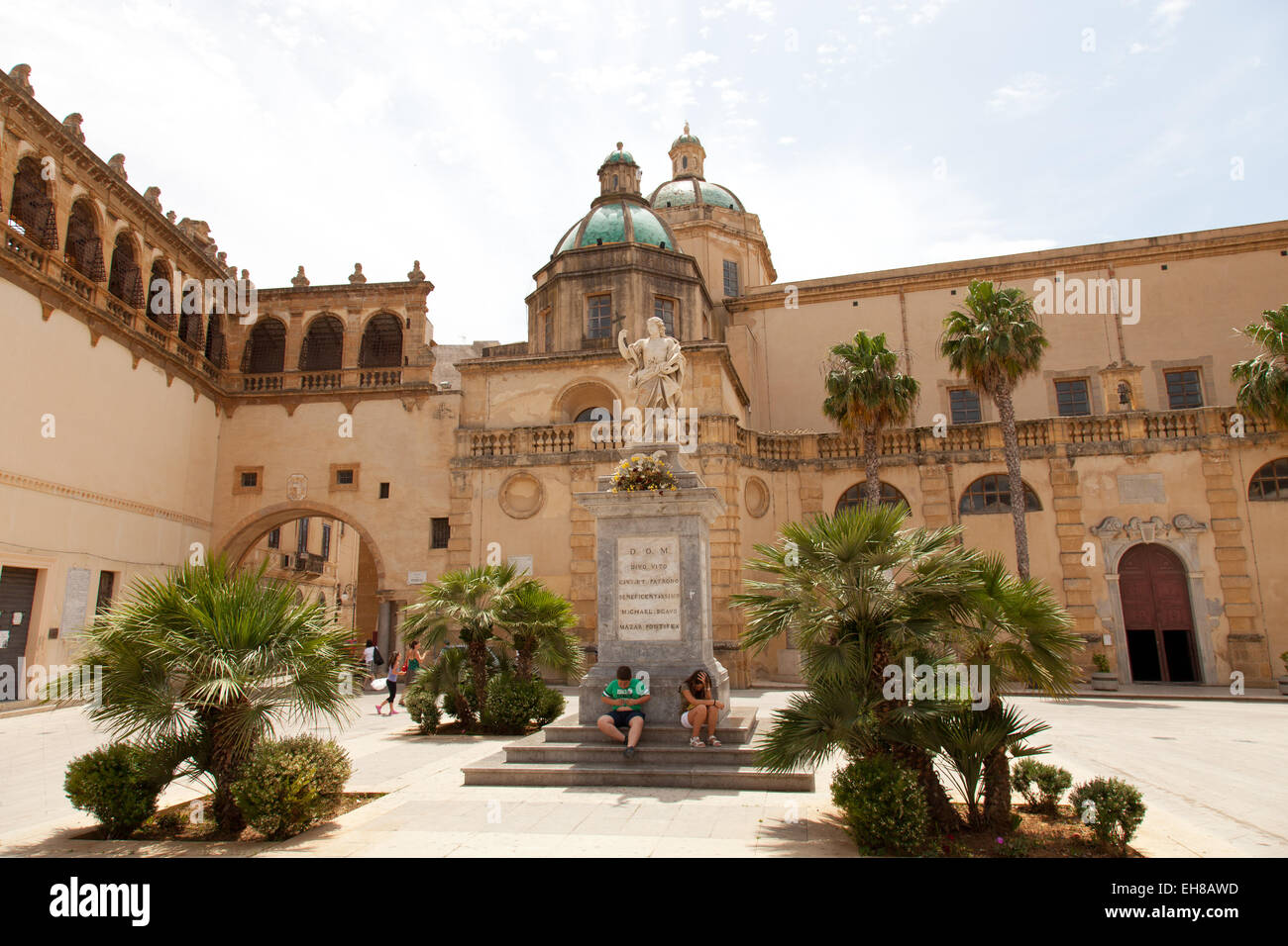 Piazza della Repubblica und Santissimo Salvatore Cathedral, Mazara del Vallo, Sizilien, Italien, Europa Stockfoto