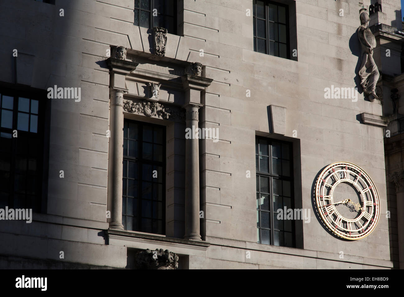 Eine Uhr an der Wand eines zentralen London-Gebäudes. Stockfoto