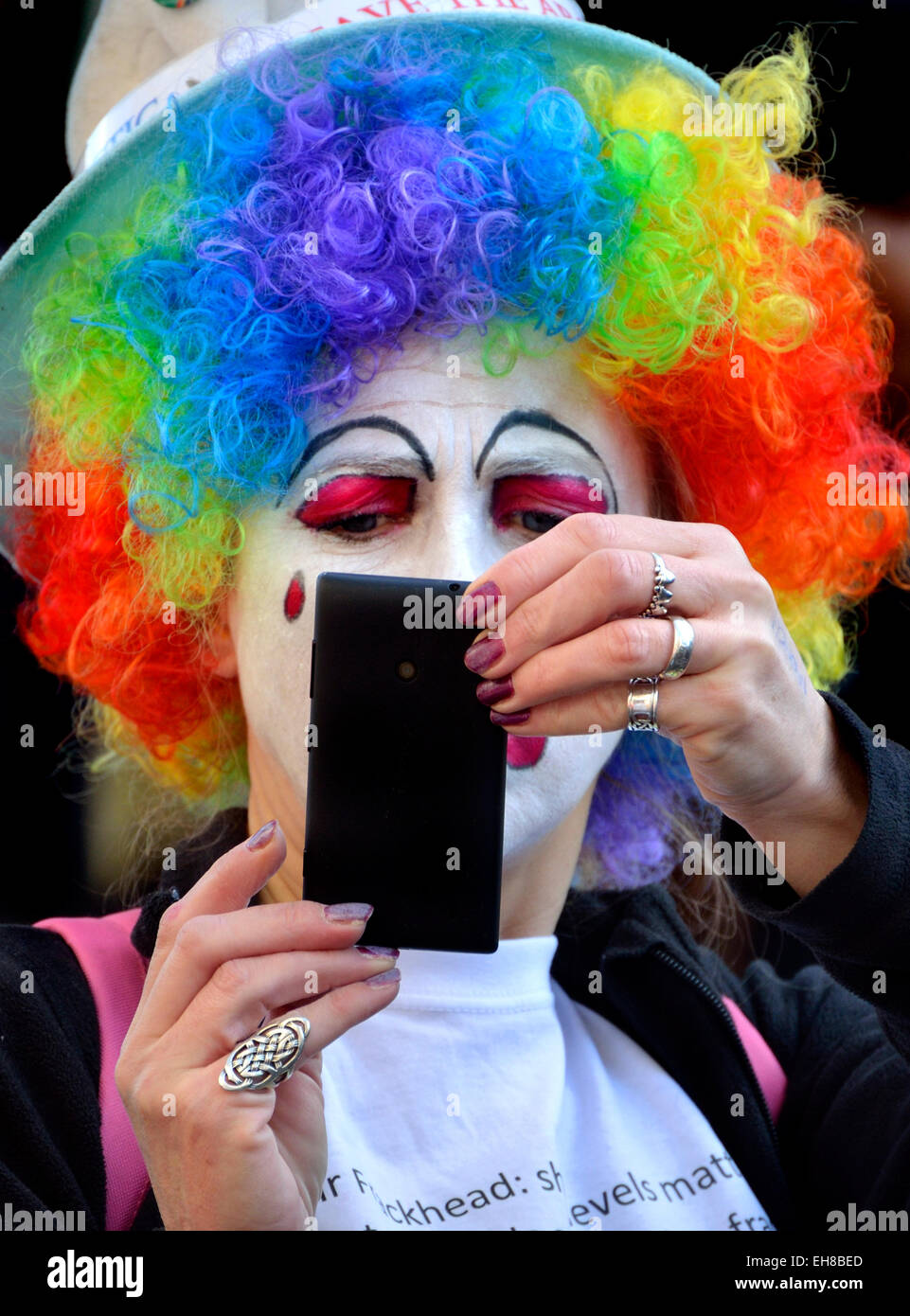 London, März England.Clown die eine Selfie während ein Klima durch London, 7. März 2015 Stockfoto