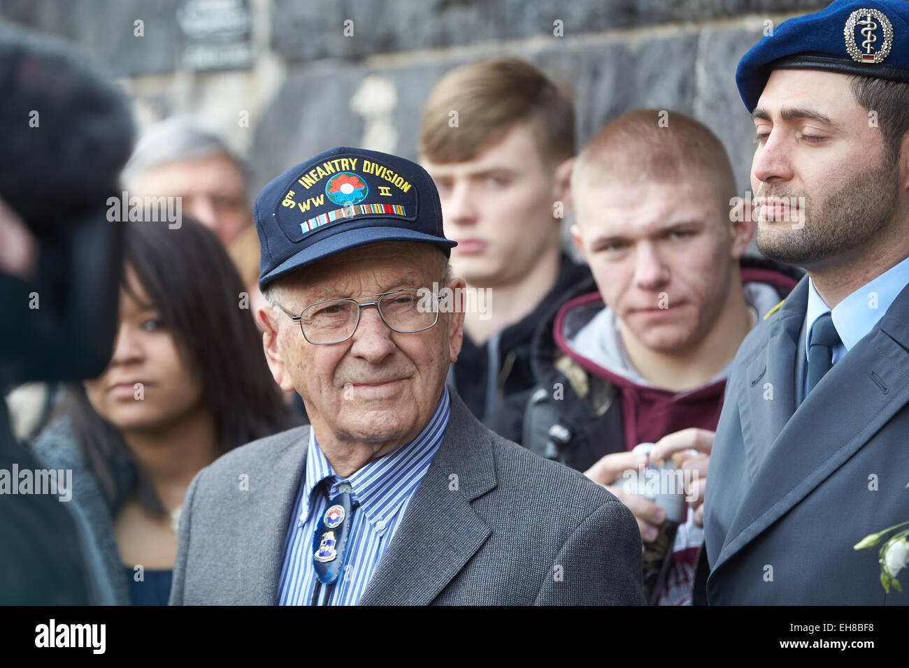 Remagen, Deutschland. 7. März 2015. US-Krieg-Veteran und Auge Zeuge Paul Schumacher steht an der Brücke von Remagen während einer Gedenkfeier in Remagen, Deutschland, 7. März 2015. Die Gedenkfeier erinnert die Erfassung der Eisenbahnbrücke von alliierten Truppen am 7. März 2015. US-Truppen waren überrascht, als die eines der letzten noch verbliebenen Brücken überqueren den Rhein bei Remagen intakt und startete um die Brücke zu erfassen. Die Erfassung markiert die erste Durchquerung der Alliierten während des zweiten Weltkriegs. Foto: Thomas Frey/Dpa/Alamy Live News Stockfoto