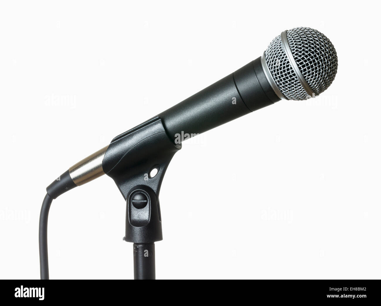 Klassische Bühne Mikrofon in einem Ständer mit Kabel isoliert gegen weiß Stockfoto