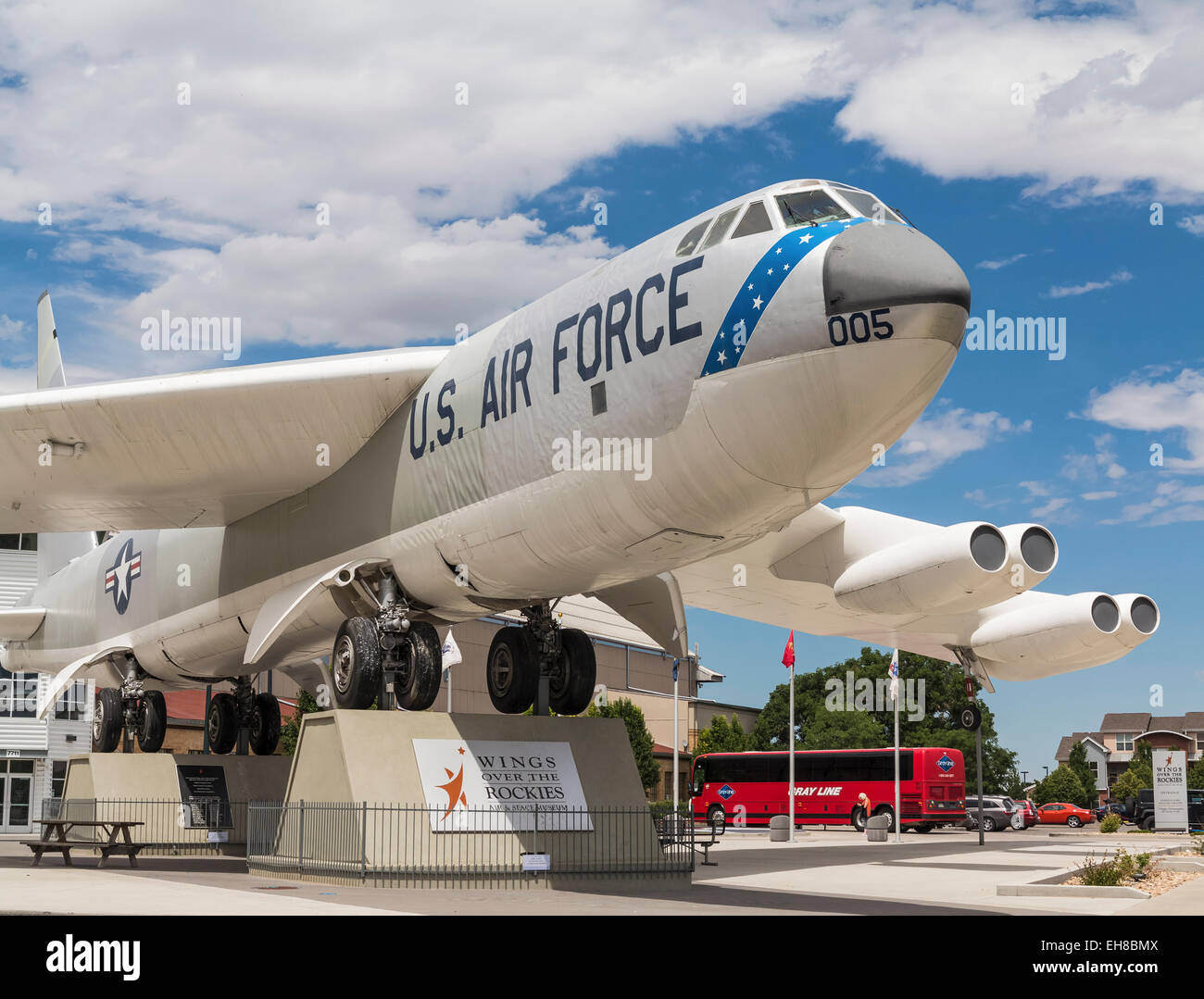Eine B52-Bomber-Flugzeugen auf dem Display außerhalb "Wings Over the Rockies" Air & Space Museum, Denver, Colorado, USA Stockfoto
