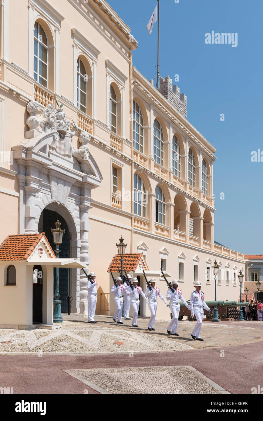 Die Wachablösung vor dem königlichen Palast, Monaco, Europa im Wandel Stockfoto