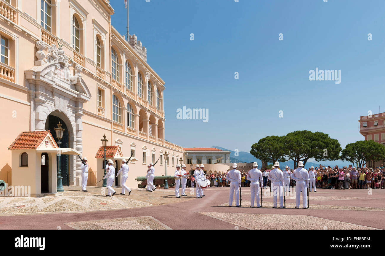 Königspalast, Monaco, Frankreich, Europa - Touristen beobachten den Wechsel der Wachablösung Stockfoto