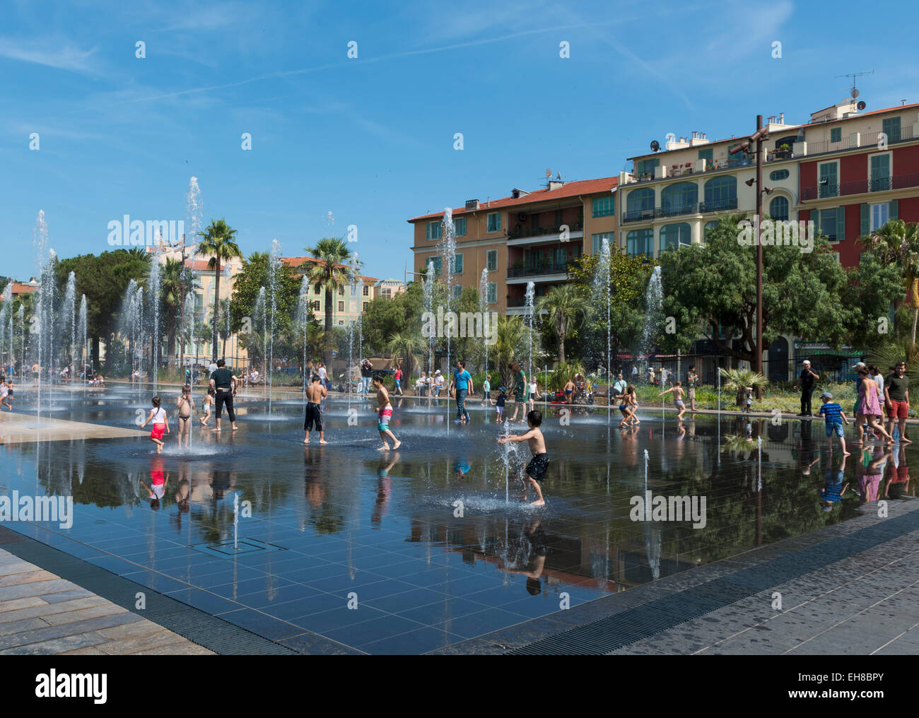 Nizza, Frankreich, Europa - Promenade du Paillon Spiegel Springbrunnen im Zentrum Stadt mit Menschen im Sommer Stockfoto