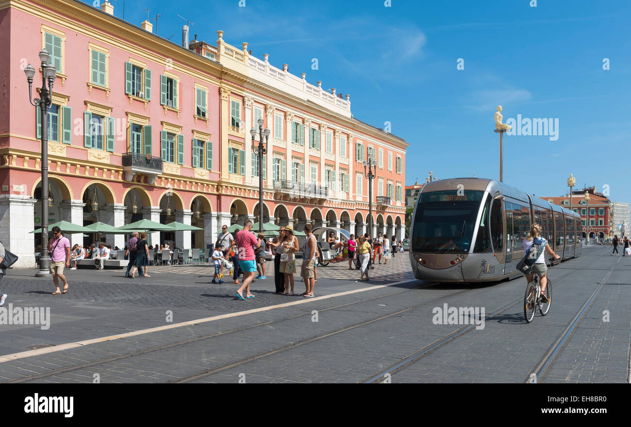 Nizza, Provence, Frankreich, Europa - Straßenbahn durchläuft Place Massena Stockfoto