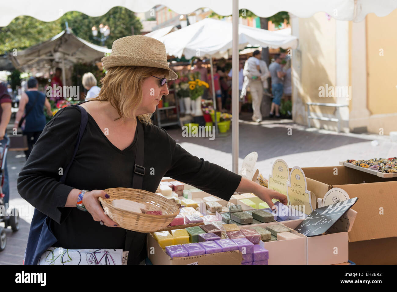 Frau Tourist kauft die berühmten Seife der Provence auf dem lokalen Markt in Nizza, Côte d ' Azur, Frankreich, Europa Stockfoto