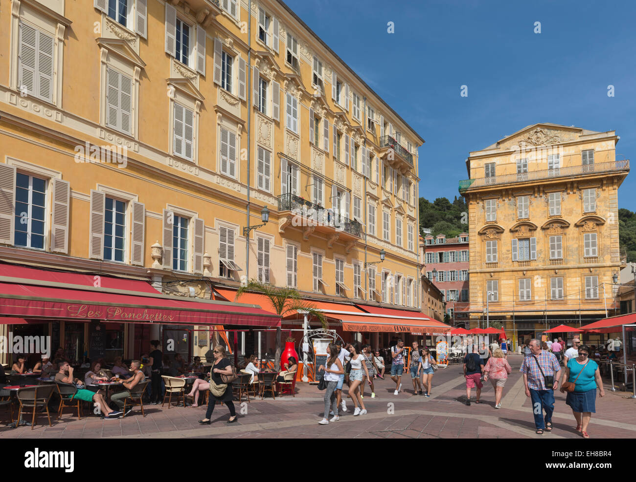 Nizza, Frankreich - Place Charles Felix Platz, Nizza, Côte d ' Azur, Frankreich - mit Straßencafés und Touristen im Sommer Stockfoto