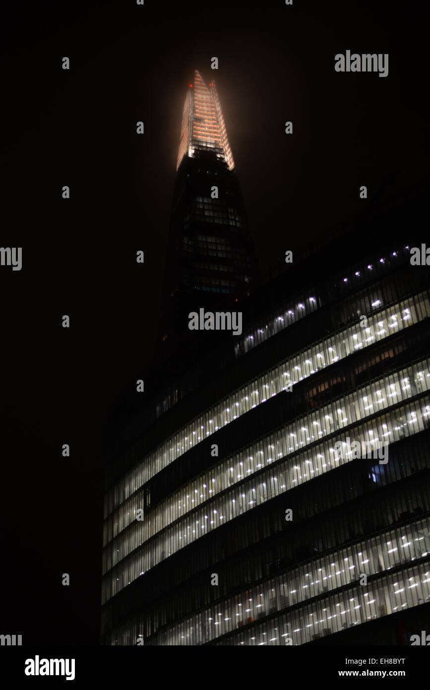 Der Splitter bei Nacht mit der beleuchteten Spitze in niedriger Wolke. Höchster Wolkenkratzer am Südufer der Themse in London, Großbritannien Stockfoto