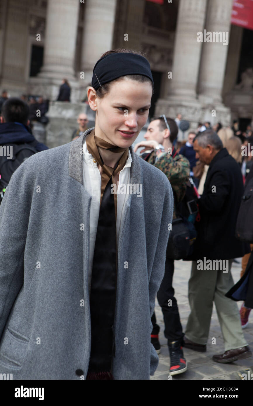 Paris, Frankreich. 7. März 2015. Paris Fashion Woche Mugler Damenmode Herbst/Winter 2015/2016 am 7. März 2015 in Paris, Frankreich, Saskia de Brauw Modell. Bildnachweis: Ania Freindorf/Alamy Live-Nachrichten Stockfoto