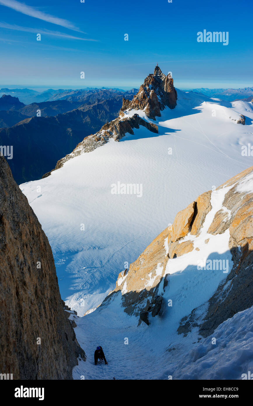 Europa, Frankreich, Haute Savoie, Rhône-Alpen, Chamonix, Aiguille du Midi und Chere Couloir am Mont Blanc du Tacul Stockfoto