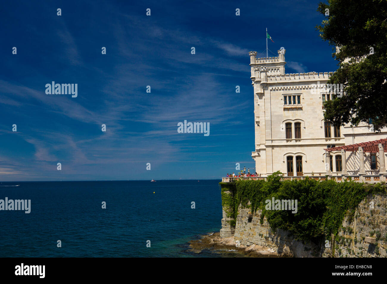Das Schloss Miramare in das smaragdgrüne Meer Stockfoto Das Schloss Miramare in das smaragdgrüne Meer Stockfoto