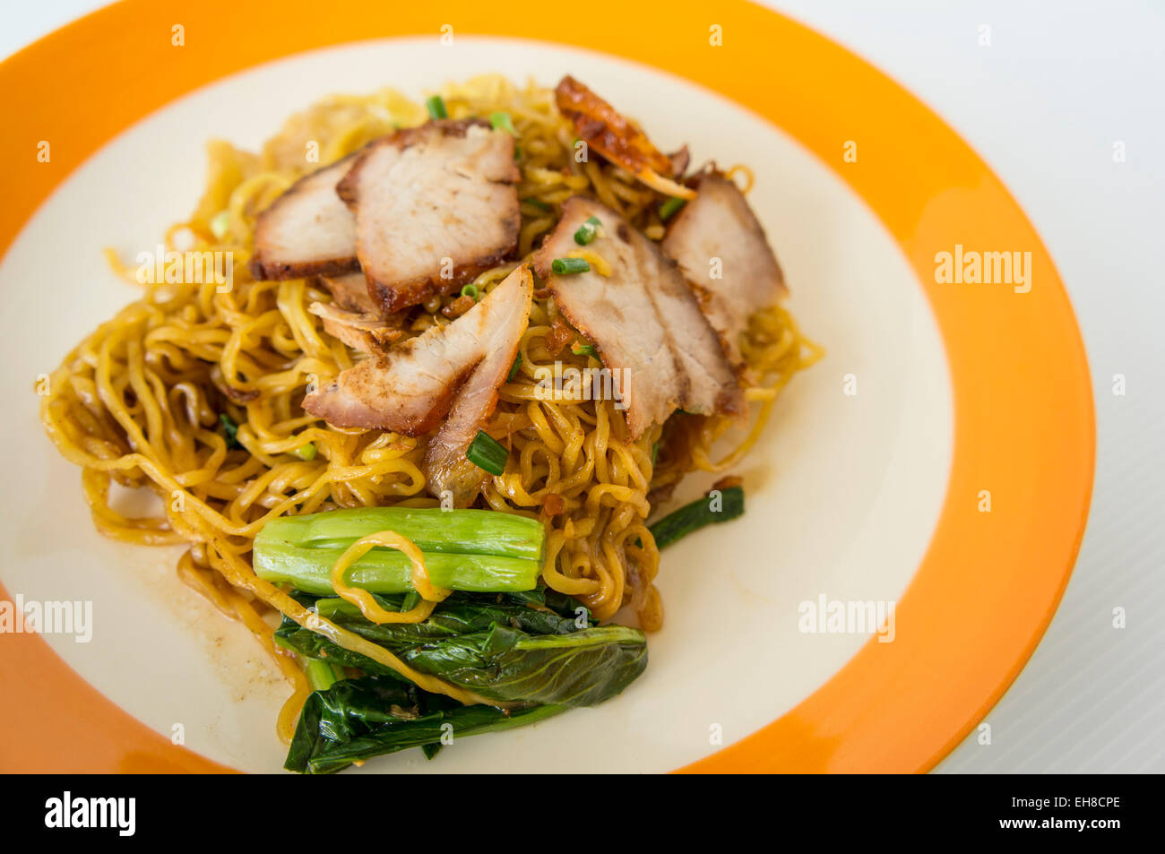 Nudel Essen Teller orange Gemüse Schweinefleisch rot Mittagessen Stockfoto