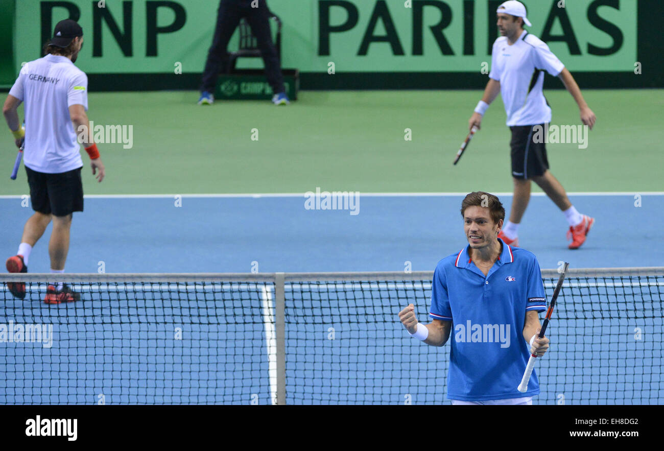 Frankfurt am Main, Deutschland. 7. März 2015. Nicolas Mahut von Frankreich (vorderen) jubelt nach siegreichen Apoint gegen Andre Begemann (l) und Benjamin Becker (R) Deutschland während der ersten Runde der Männer des Tennis Davis Cup match Deutschland gegen Frankreich in Frankfurt am Main, 7. März 2015. Deutschland verlor 0: 3. Foto: Arne Dedert/Dpa/Alamy Live-Nachrichten Stockfoto