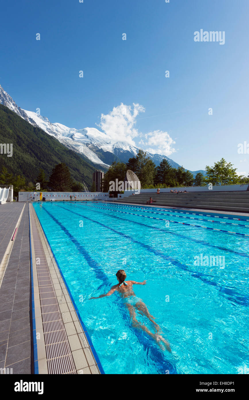 Europa, Frankreich, Haute Savoie Rhone Alpen, Chamonix Schwimmbad mit dem Mont Blanc oben Stockfoto