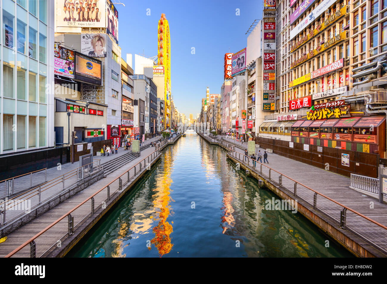 Den berühmten Kanal von Dotonbori Canal in Osaka, Japan. Stockfoto
