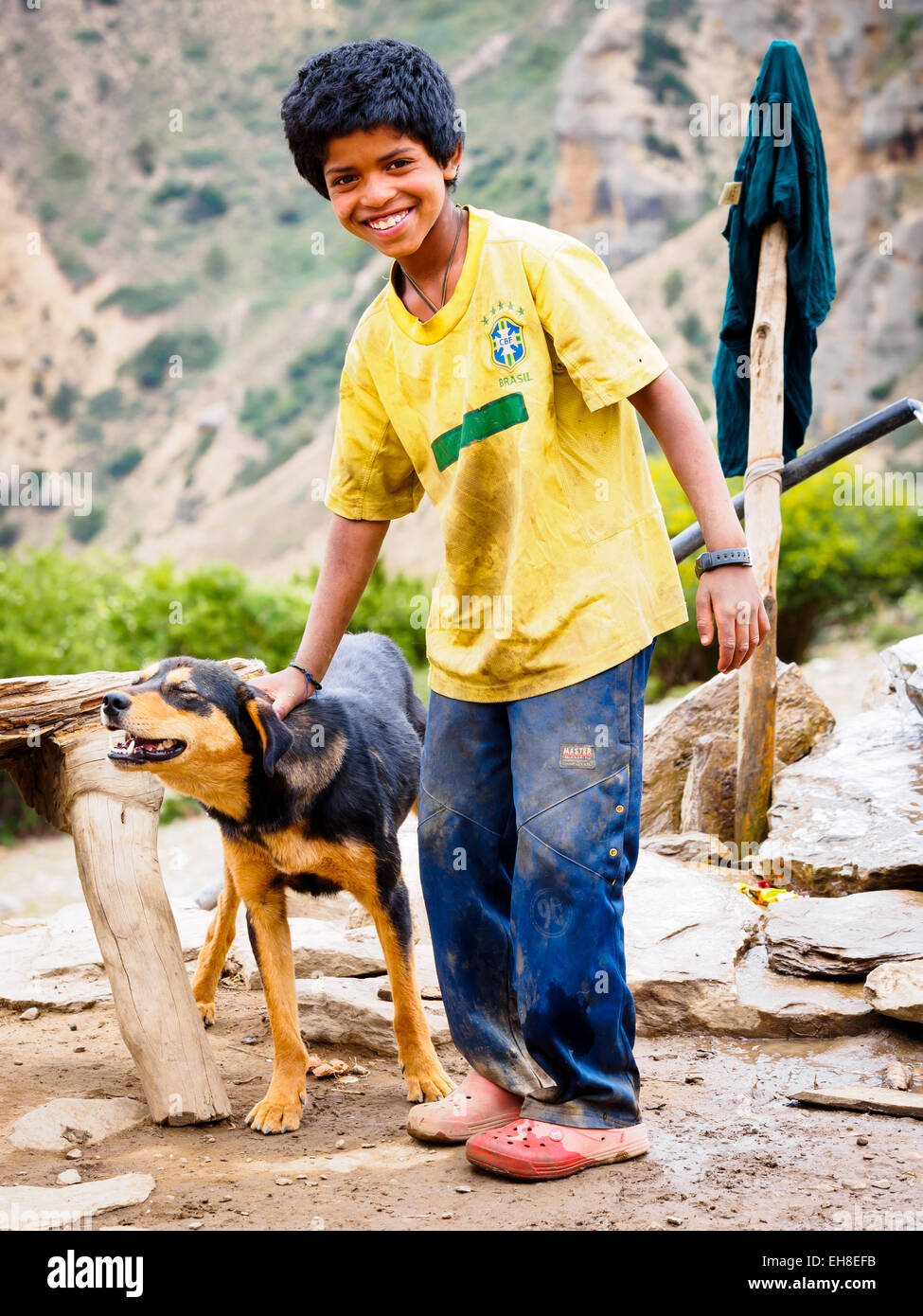 Junge und Hund in Upper Mustang, Nepal Stockfoto