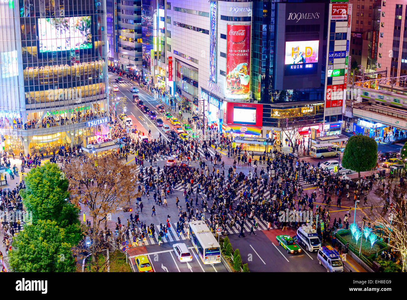 Fußgänger überqueren an der Shibuya Kreuzung. Es ist eines der weltweit berühmtesten Gerangel Zebrastreifen. Stockfoto