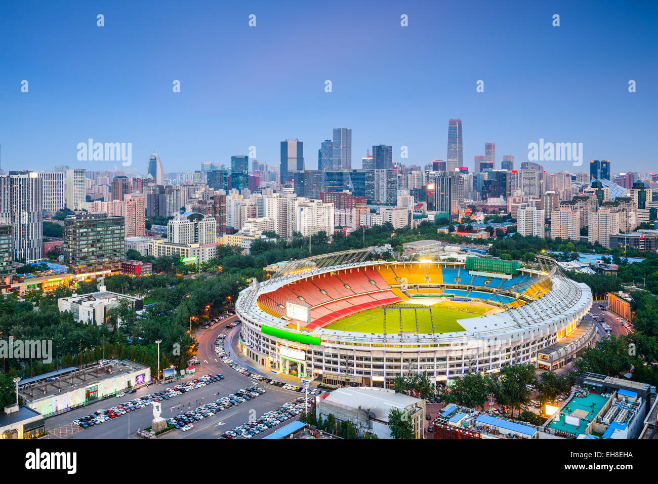 Peking, China Stadtbild über das Stadion in Richtung der CBD. Stockfoto