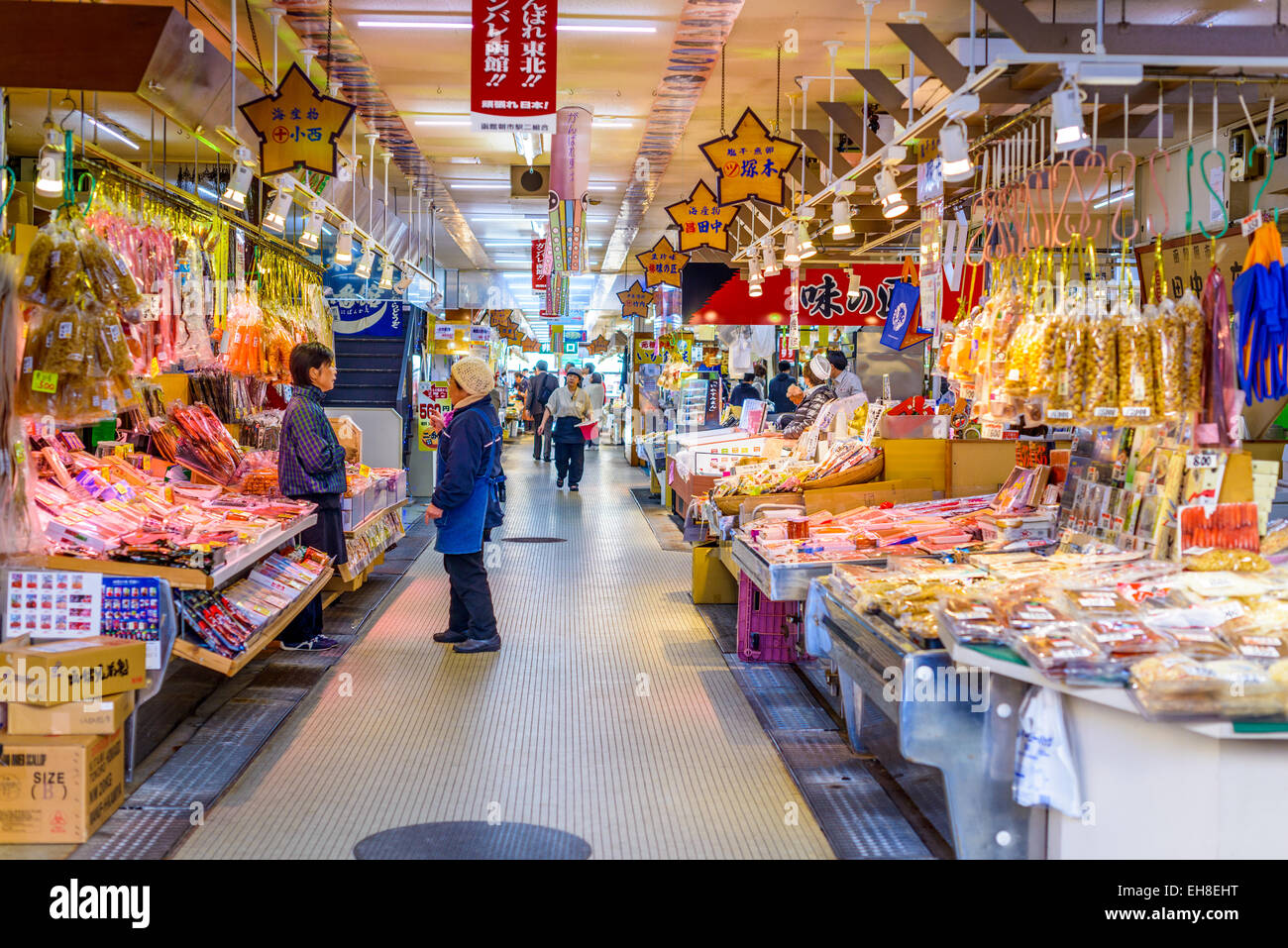 Arbeitnehmer für Morgenmarkt in Hakodate, Japan eingerichtet. Stockfoto