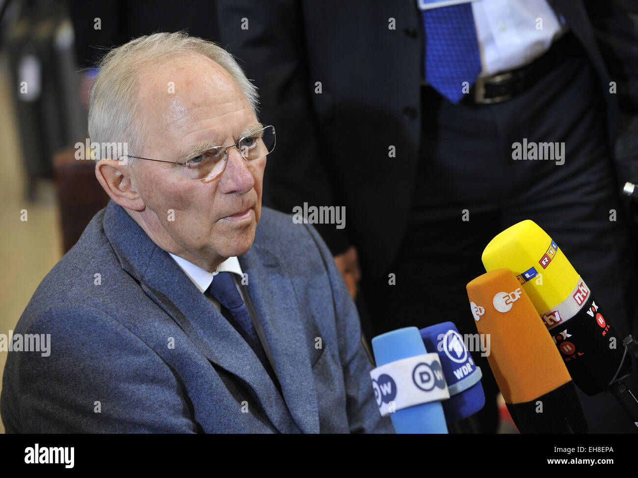 (150309)--Brüssel, 9. März 2015 (Xinhua)--der deutsche Finanzminister Wolfgang Schäuble spricht mit Journalisten, als er für einen Finanzminister der Eurogruppe treffen im EU-Hauptquartier in Brüssel, 9. März 2015 kommt. (Xinhua / Ye Pingfan) Stockfoto