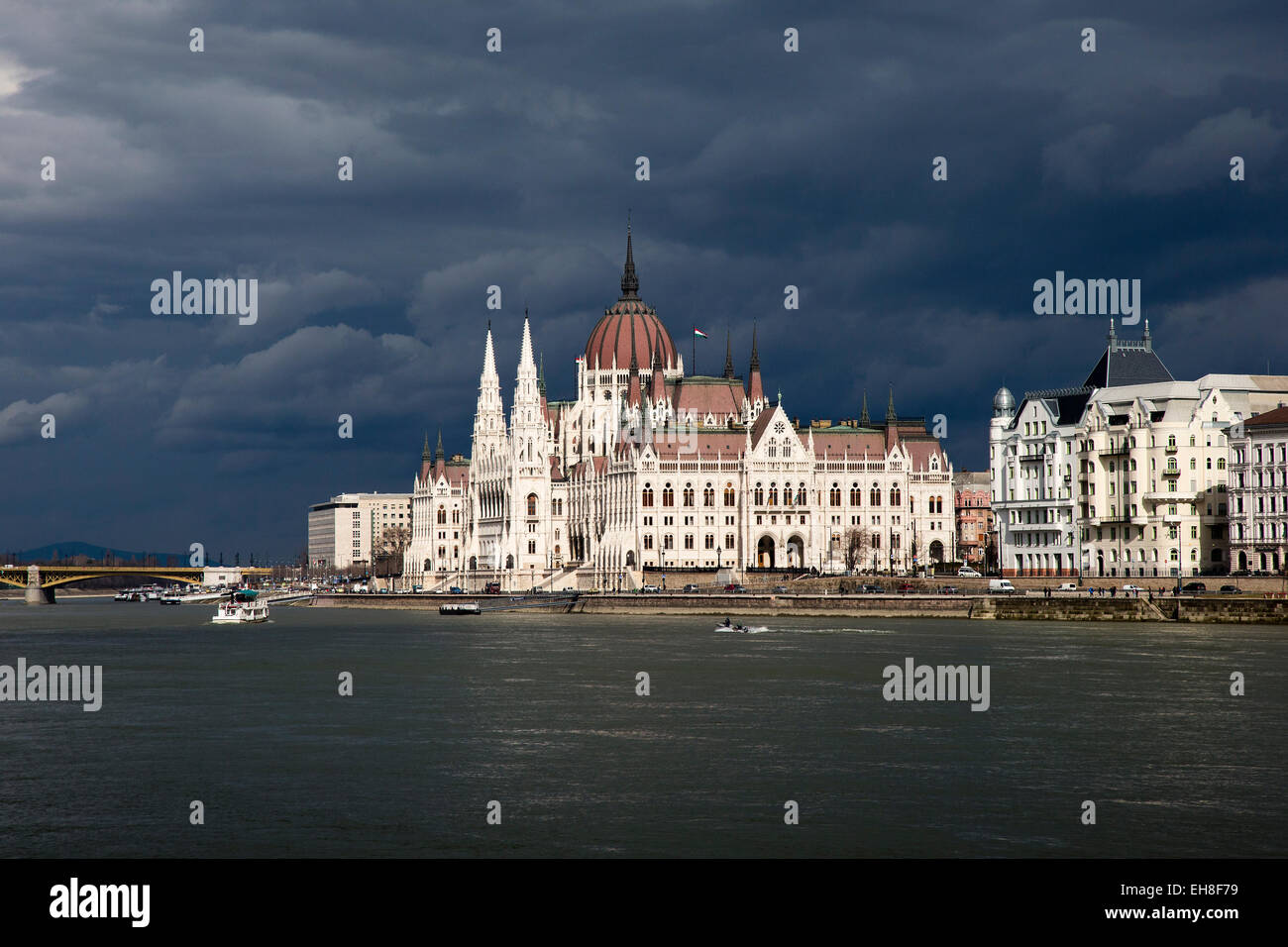 Parlamentsgebäude an der Donau, Budapest, Ungarn mit stürmischen Himmel hinter Stockfoto