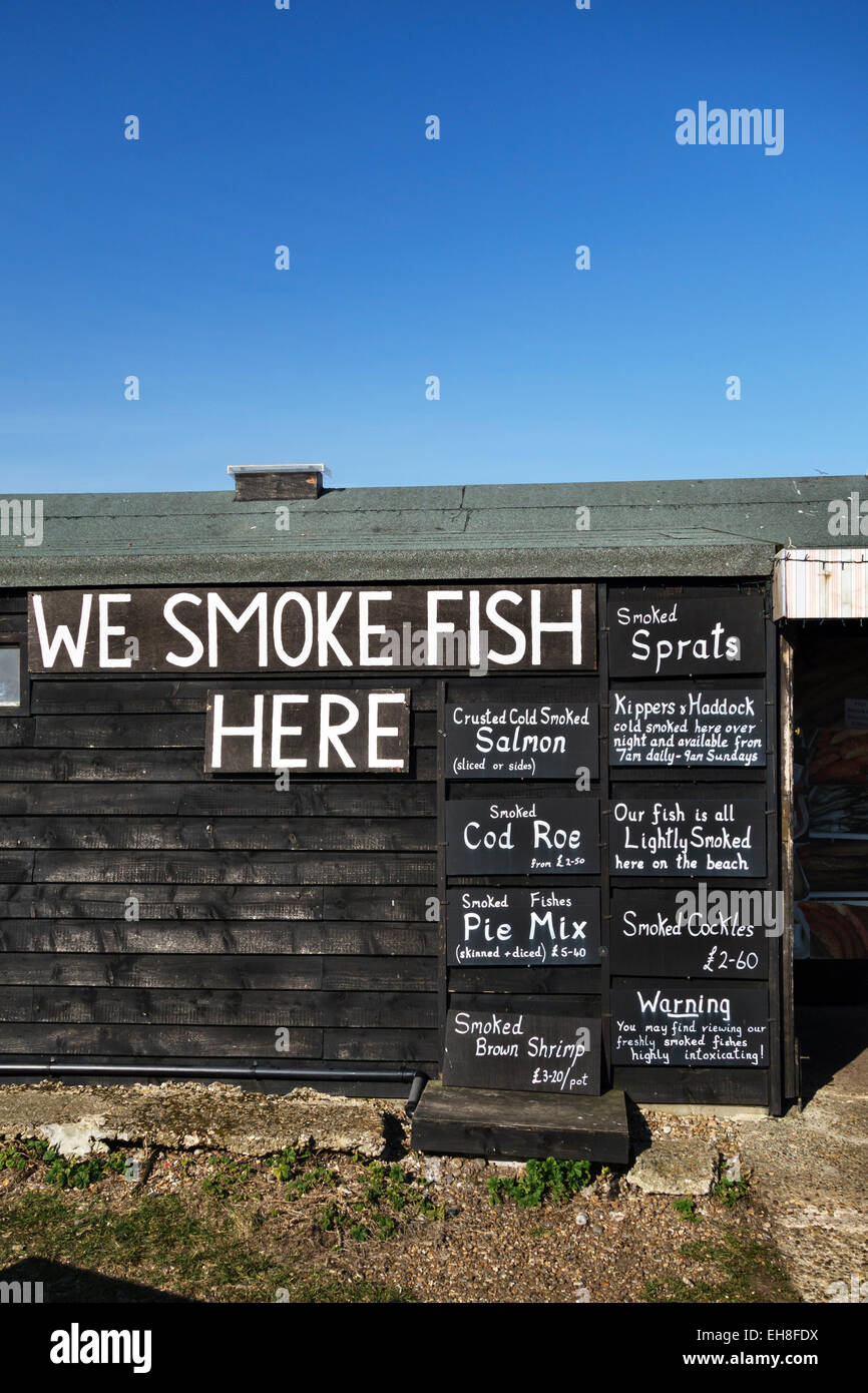 Melden Sie sich am Strand von Aldeburgh, Suffolk, Großbritannien, an einem Fischstand für frisch gefangenen und lokal geräucherten Fisch Stockfoto