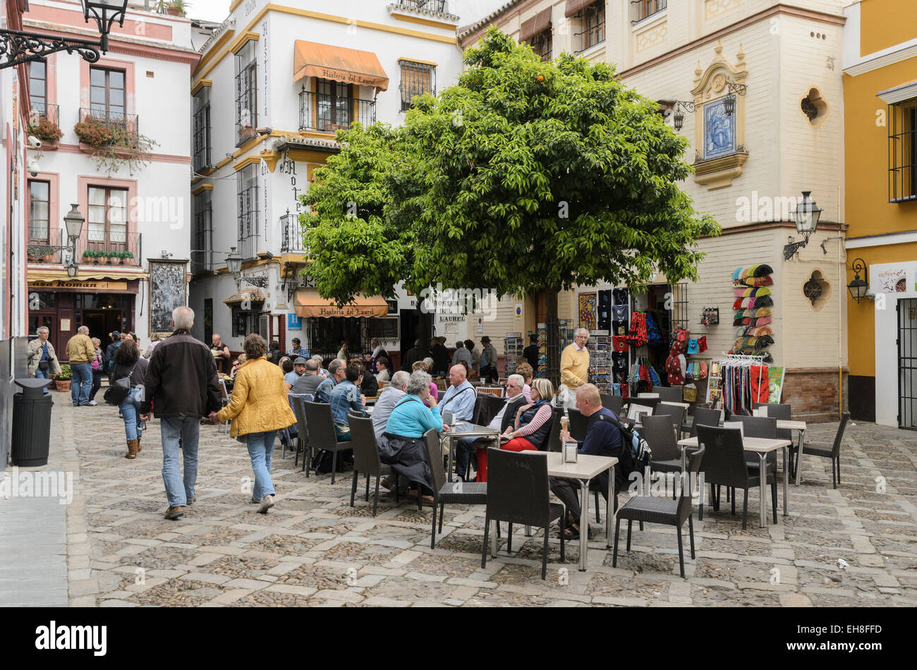 Menschen in einem Cafe in Plaza gekommen, Sevilla, Spanien, Europa. Stockfoto